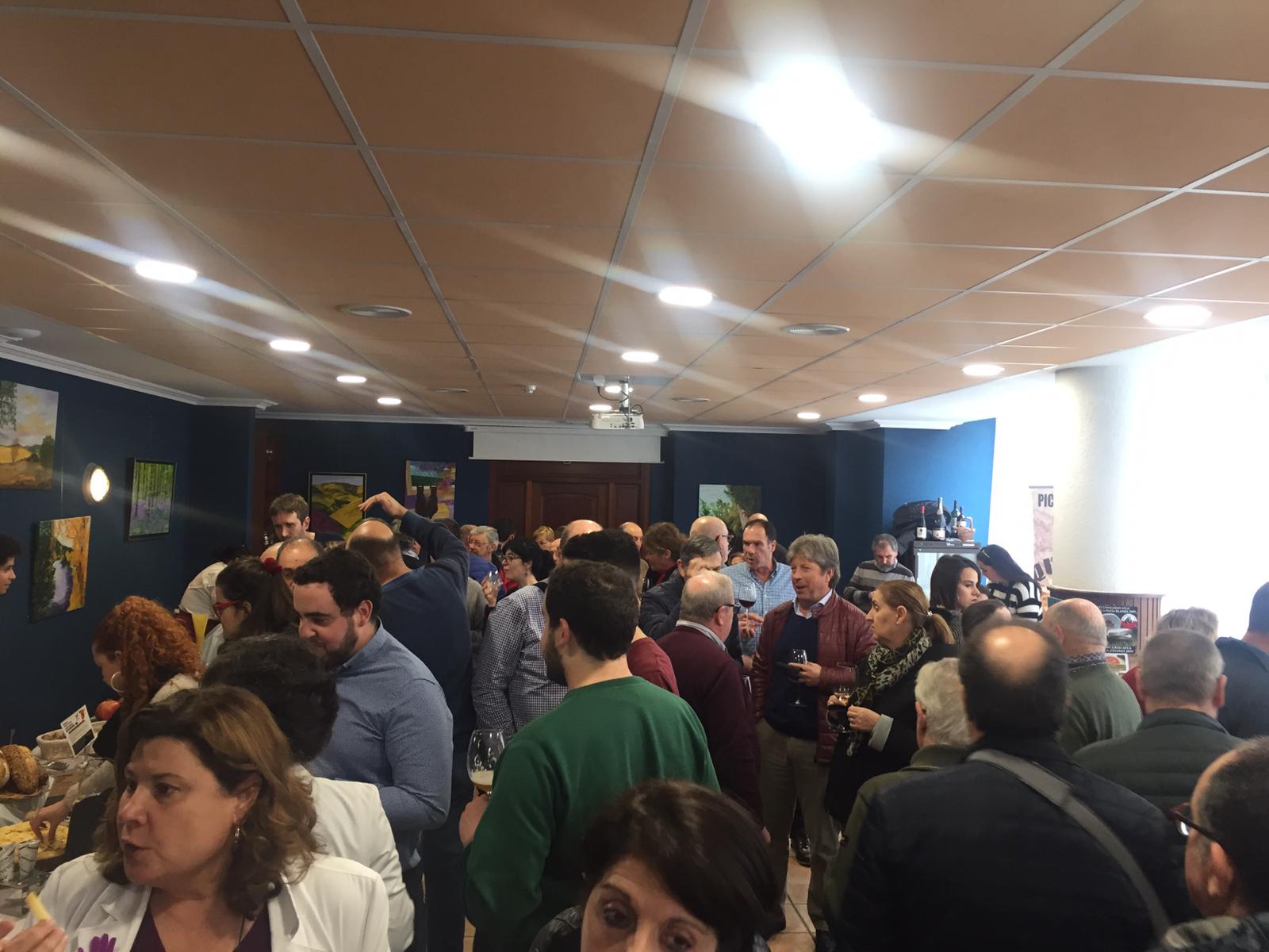 Los aficionados al queso tienen hasta el 21 de febrero una nueva cita para disfrutar, como auténticos ratones, de los sabores, texturas y armonías que ofrecen los quesos que se elaboran en la región, así como otras elaboraciones nacionales y europeas que se pueden degustar desde este miércoles en IES Fuente Fresnedo de Laredo . l jueves día 13, los alumnos de recibirán en el aula taller de cocina, a José María Alonso de la quesería artesana Quesoba, quien les hablará sobre la elaboración del queso con leche cruda de vaca, proveniente de pastos de alta montaña para mantener todas las propiedades originales y las bacterias lácticas naturales, beneficiosas para el organismo, como el bífidus, los lactobacilos y el casei.Aquellos que quieran degustar un menú 'para ratones' podrán hacerlo previa reserva el viernes 14, con quesos españoles; y el jueves 20, con quesos cántabros, a un precio de 20 euros.