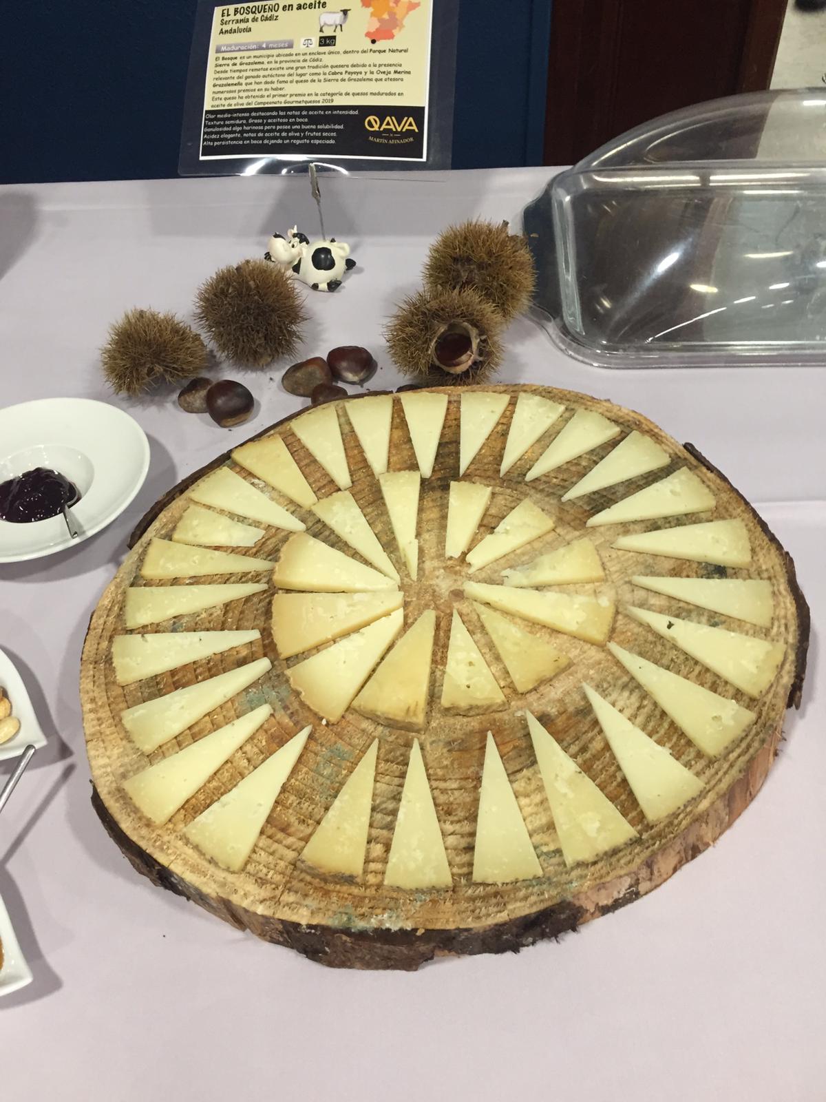 Los aficionados al queso tienen hasta el 21 de febrero una nueva cita para disfrutar, como auténticos ratones, de los sabores, texturas y armonías que ofrecen los quesos que se elaboran en la región, así como otras elaboraciones nacionales y europeas que se pueden degustar desde este miércoles en IES Fuente Fresnedo de Laredo . l jueves día 13, los alumnos de recibirán en el aula taller de cocina, a José María Alonso de la quesería artesana Quesoba, quien les hablará sobre la elaboración del queso con leche cruda de vaca, proveniente de pastos de alta montaña para mantener todas las propiedades originales y las bacterias lácticas naturales, beneficiosas para el organismo, como el bífidus, los lactobacilos y el casei.Aquellos que quieran degustar un menú 'para ratones' podrán hacerlo previa reserva el viernes 14, con quesos españoles; y el jueves 20, con quesos cántabros, a un precio de 20 euros.