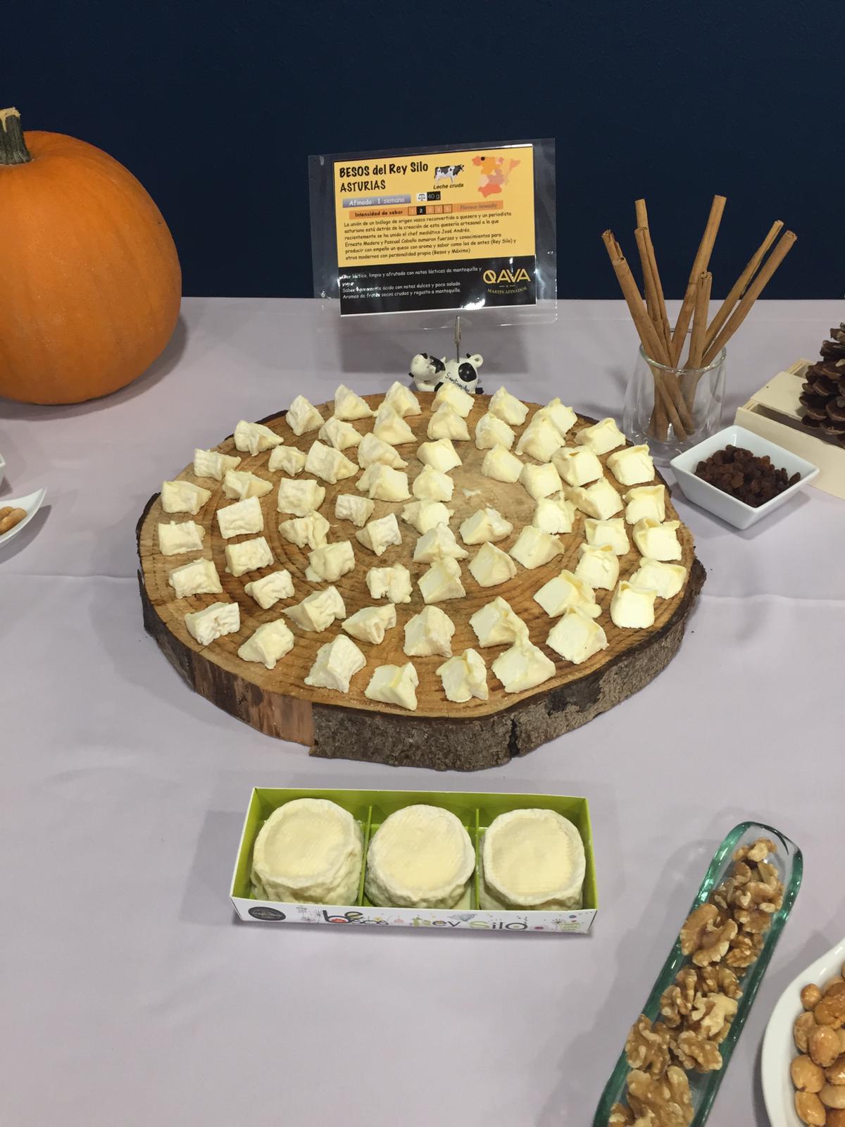 Los aficionados al queso tienen hasta el 21 de febrero una nueva cita para disfrutar, como auténticos ratones, de los sabores, texturas y armonías que ofrecen los quesos que se elaboran en la región, así como otras elaboraciones nacionales y europeas que se pueden degustar desde este miércoles en IES Fuente Fresnedo de Laredo . l jueves día 13, los alumnos de recibirán en el aula taller de cocina, a José María Alonso de la quesería artesana Quesoba, quien les hablará sobre la elaboración del queso con leche cruda de vaca, proveniente de pastos de alta montaña para mantener todas las propiedades originales y las bacterias lácticas naturales, beneficiosas para el organismo, como el bífidus, los lactobacilos y el casei.Aquellos que quieran degustar un menú 'para ratones' podrán hacerlo previa reserva el viernes 14, con quesos españoles; y el jueves 20, con quesos cántabros, a un precio de 20 euros.