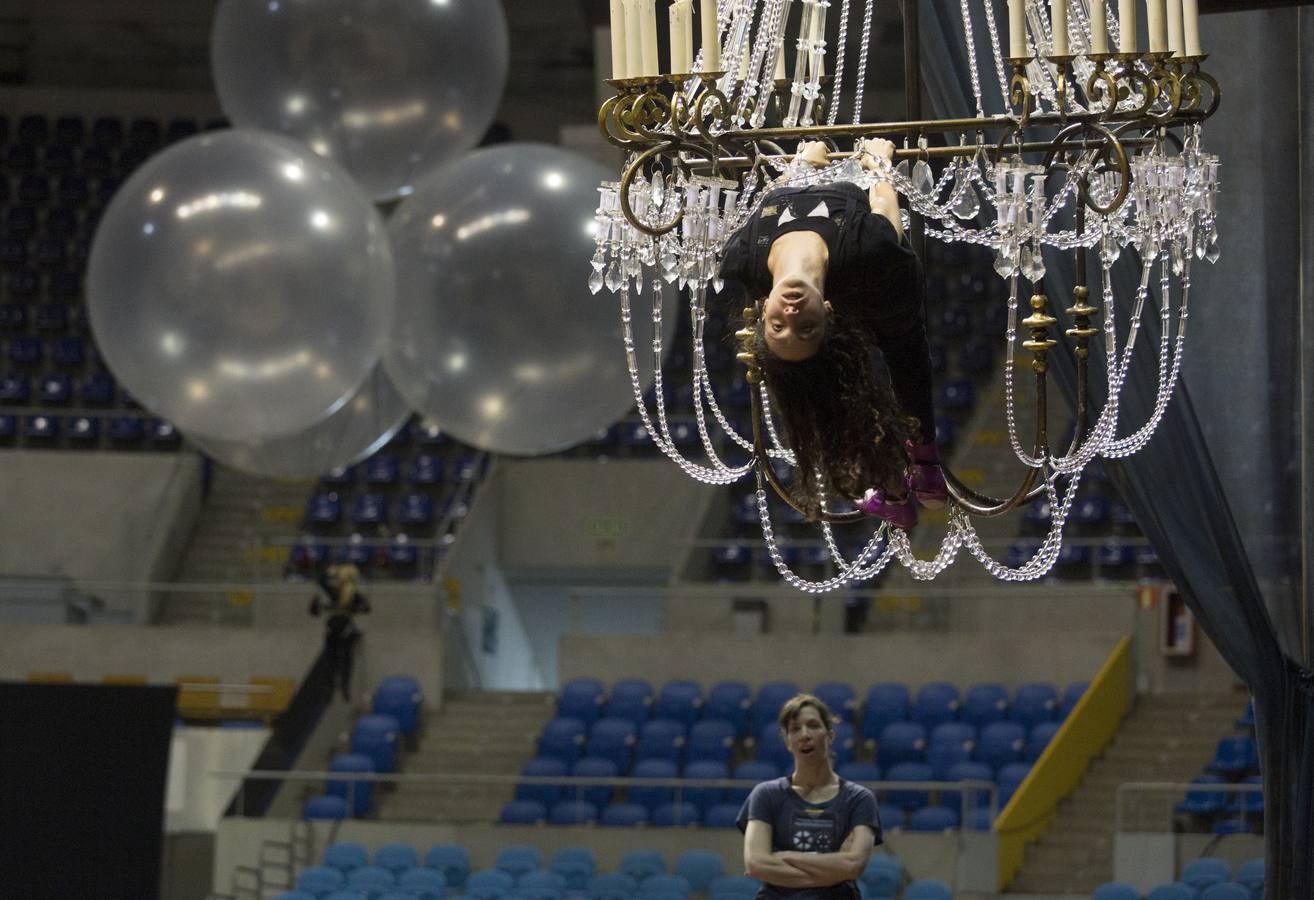 52 artistas de 18 paísesque mostrarán hasta el próximo domingo sus números en la gran pista central del Palacio de Deportes, un grupo de más de cien personas trabaja en las horas previas para que todo esté a punto. Aunque alguno de los 25 camiones que transportan el material comenzó a llegar hasta El Sardinero el pasado fin de semana, no fue hasta ayer cuando se inició el verdadero desembarco de la troupe.