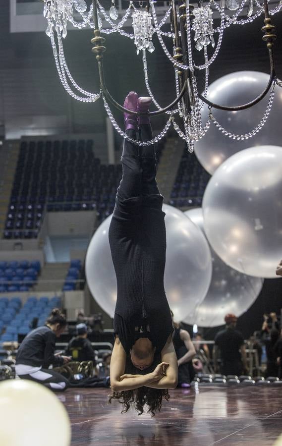 52 artistas de 18 paísesque mostrarán hasta el próximo domingo sus números en la gran pista central del Palacio de Deportes, un grupo de más de cien personas trabaja en las horas previas para que todo esté a punto. Aunque alguno de los 25 camiones que transportan el material comenzó a llegar hasta El Sardinero el pasado fin de semana, no fue hasta ayer cuando se inició el verdadero desembarco de la troupe.