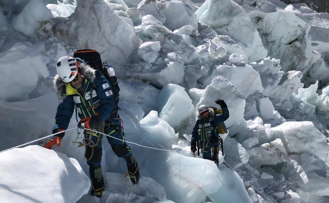 Óscar Cardo y Alex Txikon superan un tramo roto de la Cascada de Hielo.