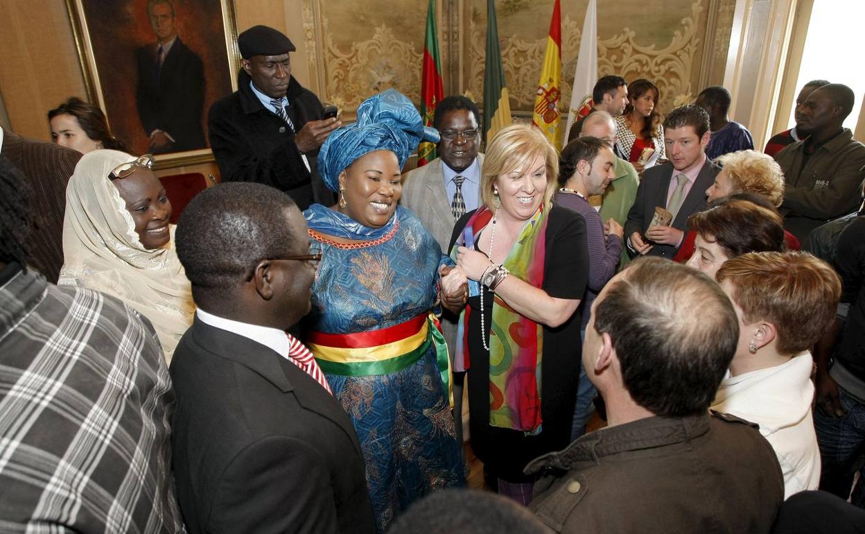 Imagen de archivo del hermanamiento entre Torrelavega y la ciudad senegalesa de Lounga, en 2011, con las dos alcaldesas dándose la mano. 