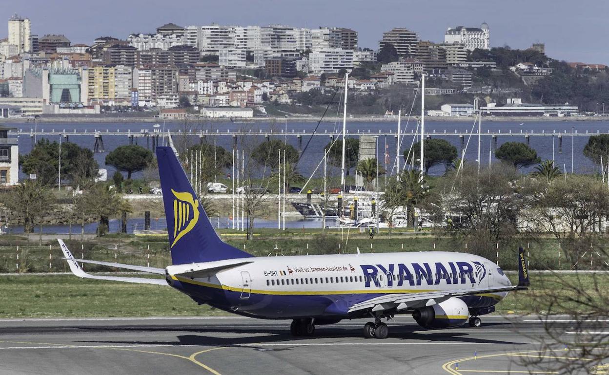 Un avión de Ryanair en el aeropuerto Seve Ballesteros de Santander.