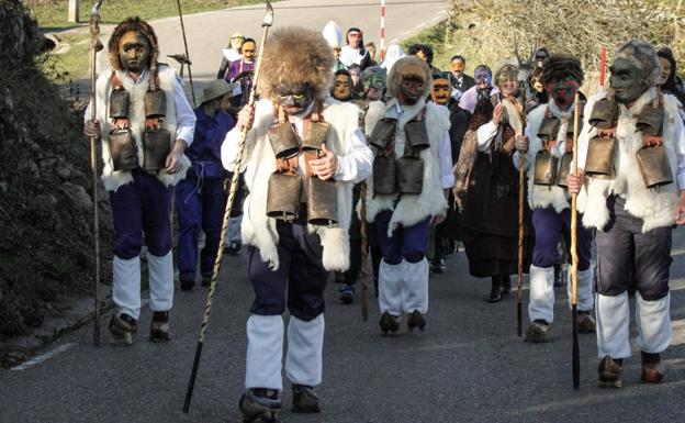 Los zamarrones y su mascarada, por las calles de Lanchares.