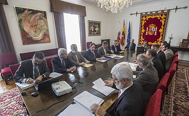 Comisión para la ordenación ferroviaria de Santander, reunida en la Delegación del Gobierno.