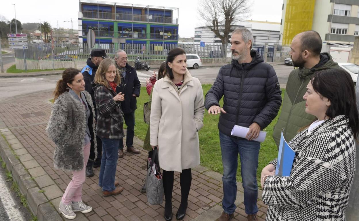 Encuentro de la alcaldesa con miembros de la comunidad escolar del Verdemar.