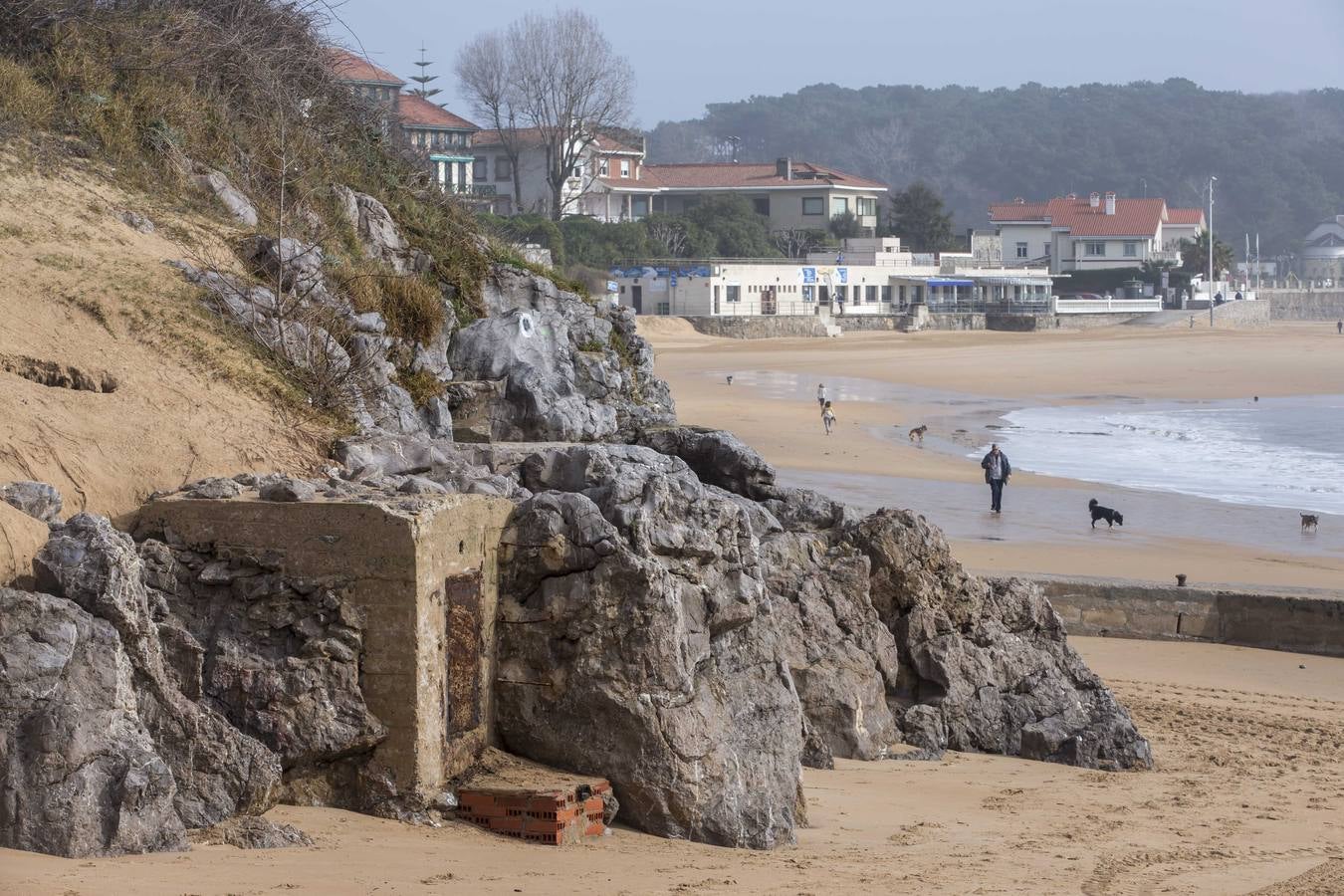 Las olas y las mareas vivas sacan a la luz antiguas construcciones en las playas y dejan huellas en los paseos costeros