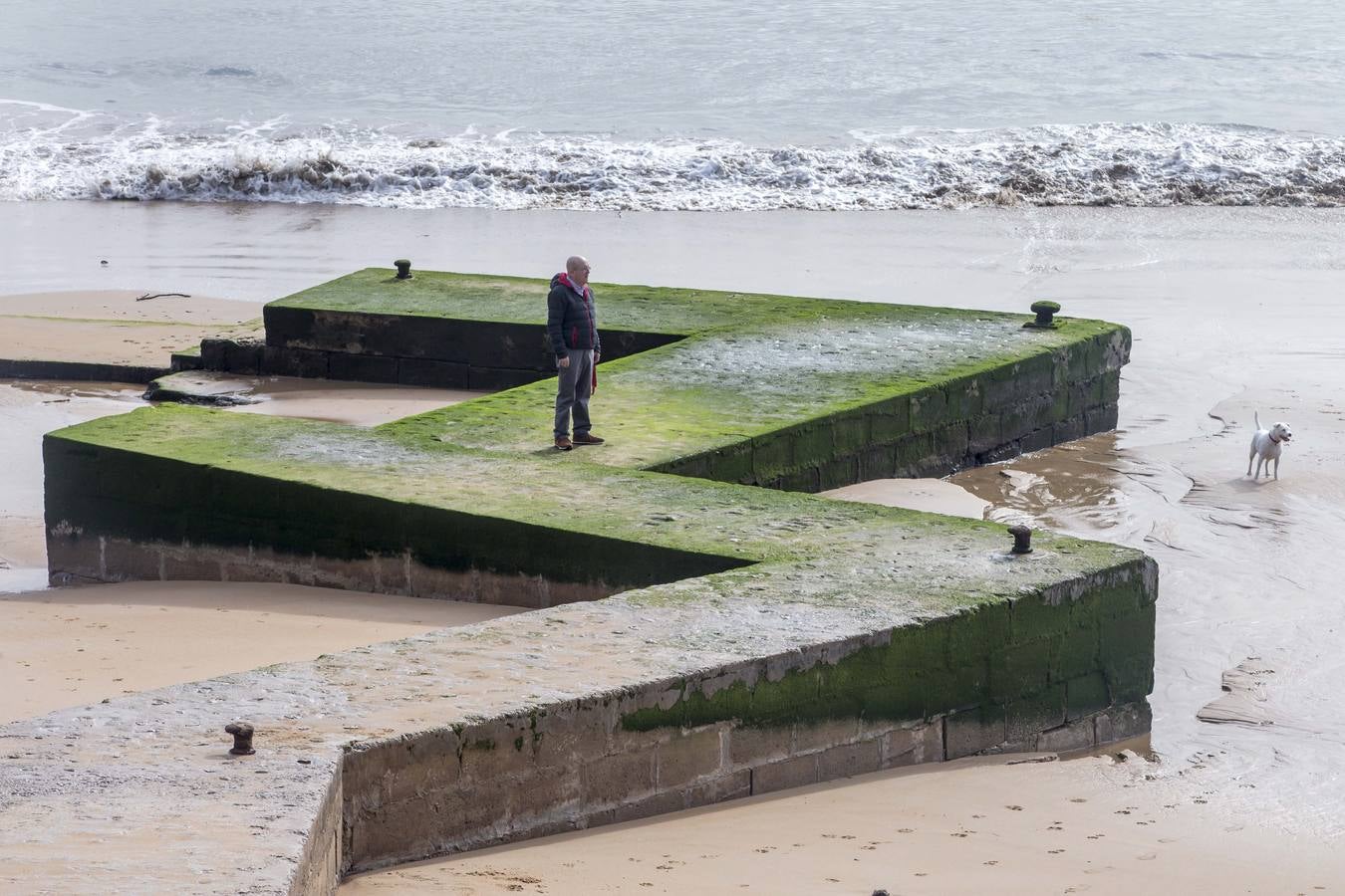 Las olas y las mareas vivas sacan a la luz antiguas construcciones en las playas y dejan huellas en los paseos costeros