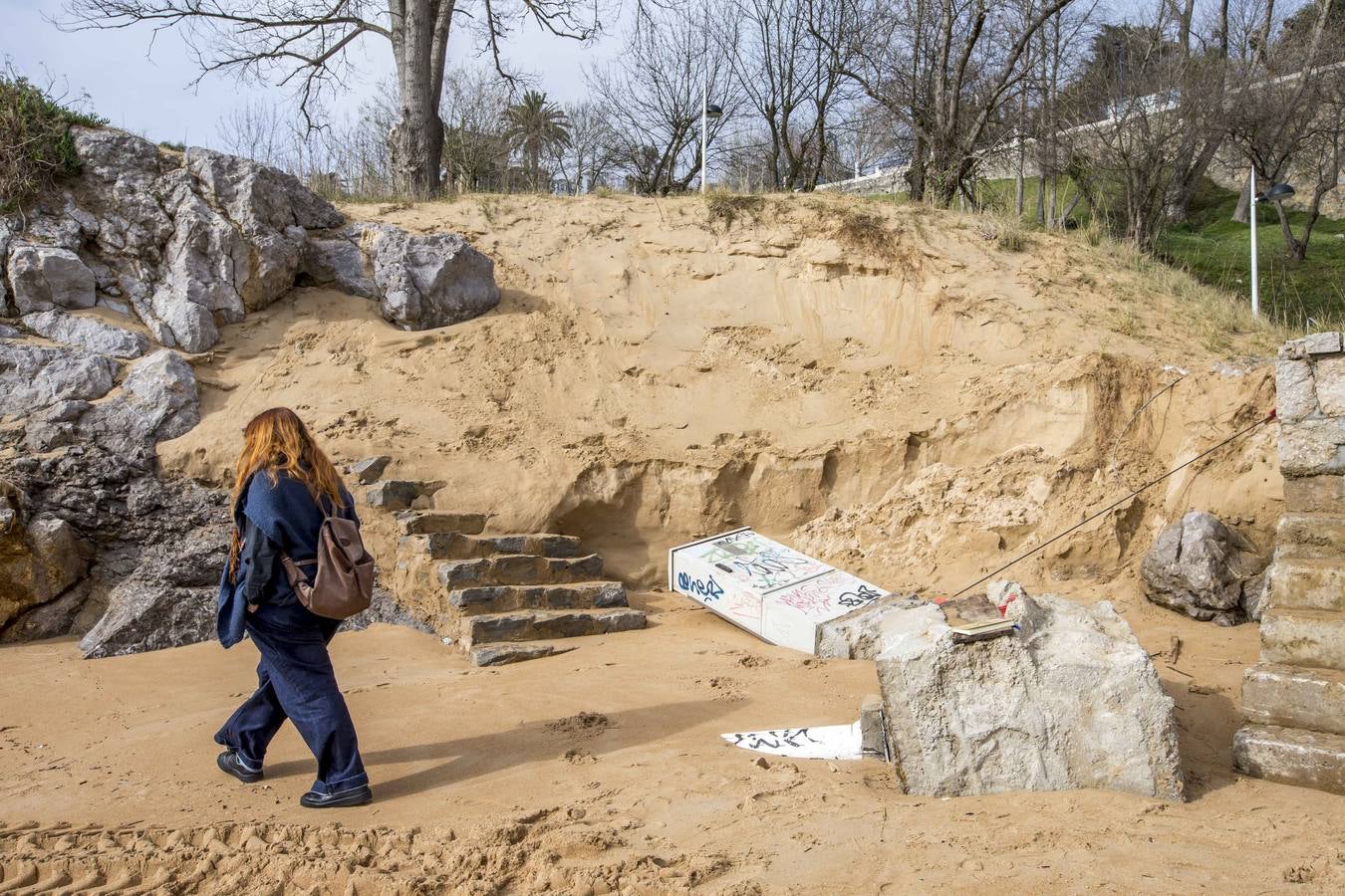 Las olas y las mareas vivas sacan a la luz antiguas construcciones en las playas y dejan huellas en los paseos costeros