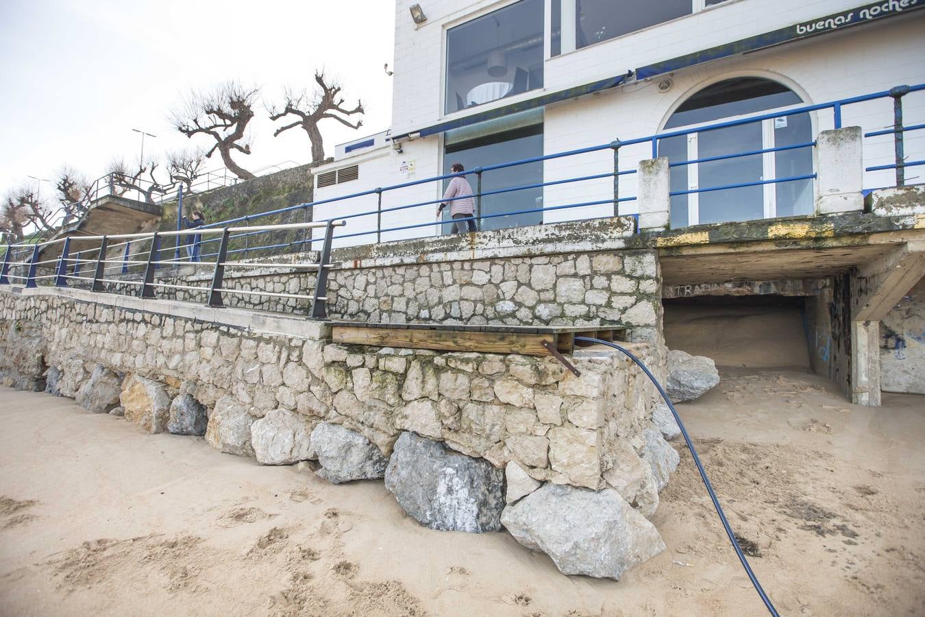 Las olas y las mareas vivas sacan a la luz antiguas construcciones en las playas y dejan huellas en los paseos costeros