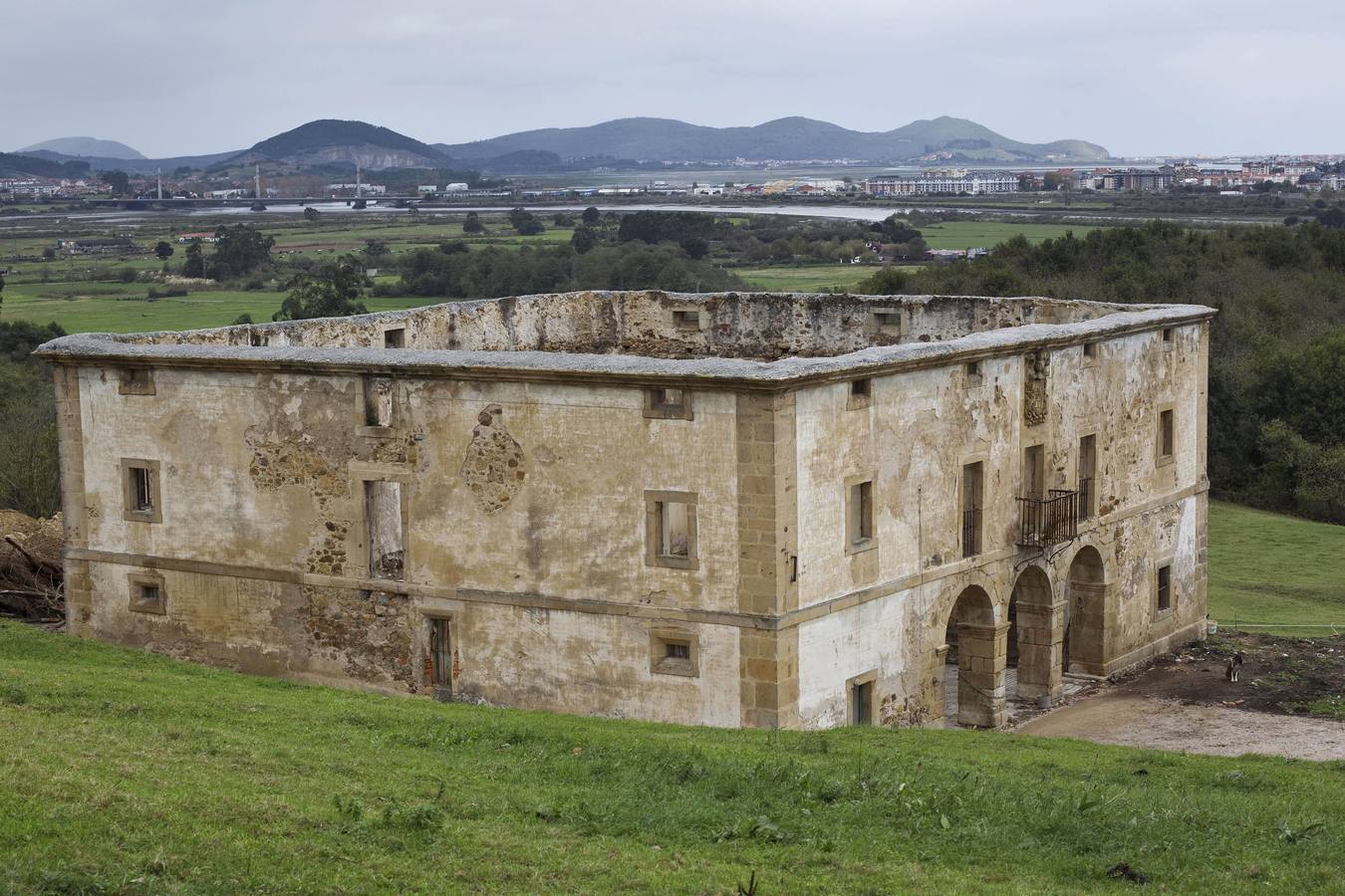 Imagen principal - La Casa de Pico Velasco pasa a la &#039;lista negra&#039; del Patrimonio de Cantabria