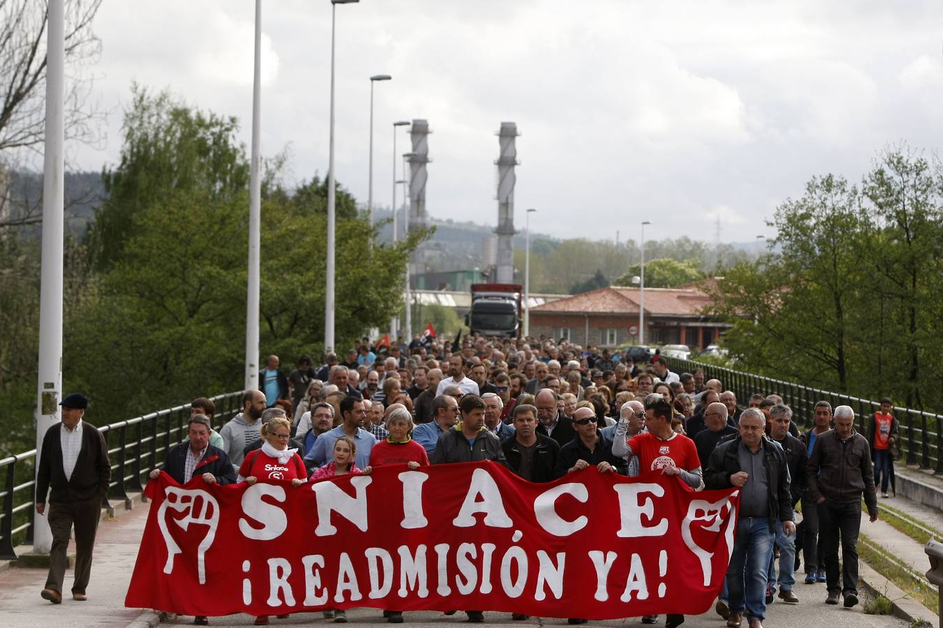 Manifestación de trabajadores de la empresa Sniace, en Torrelavega. Mayo 2015.