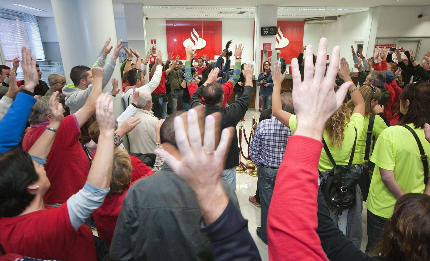 nos 200 trabajadores de Sniace ocuparon de forma pacífica las oficinas centrales en Torrelavega de los bancos Sabadell, Santander y Liberbank. Octubre 2013.