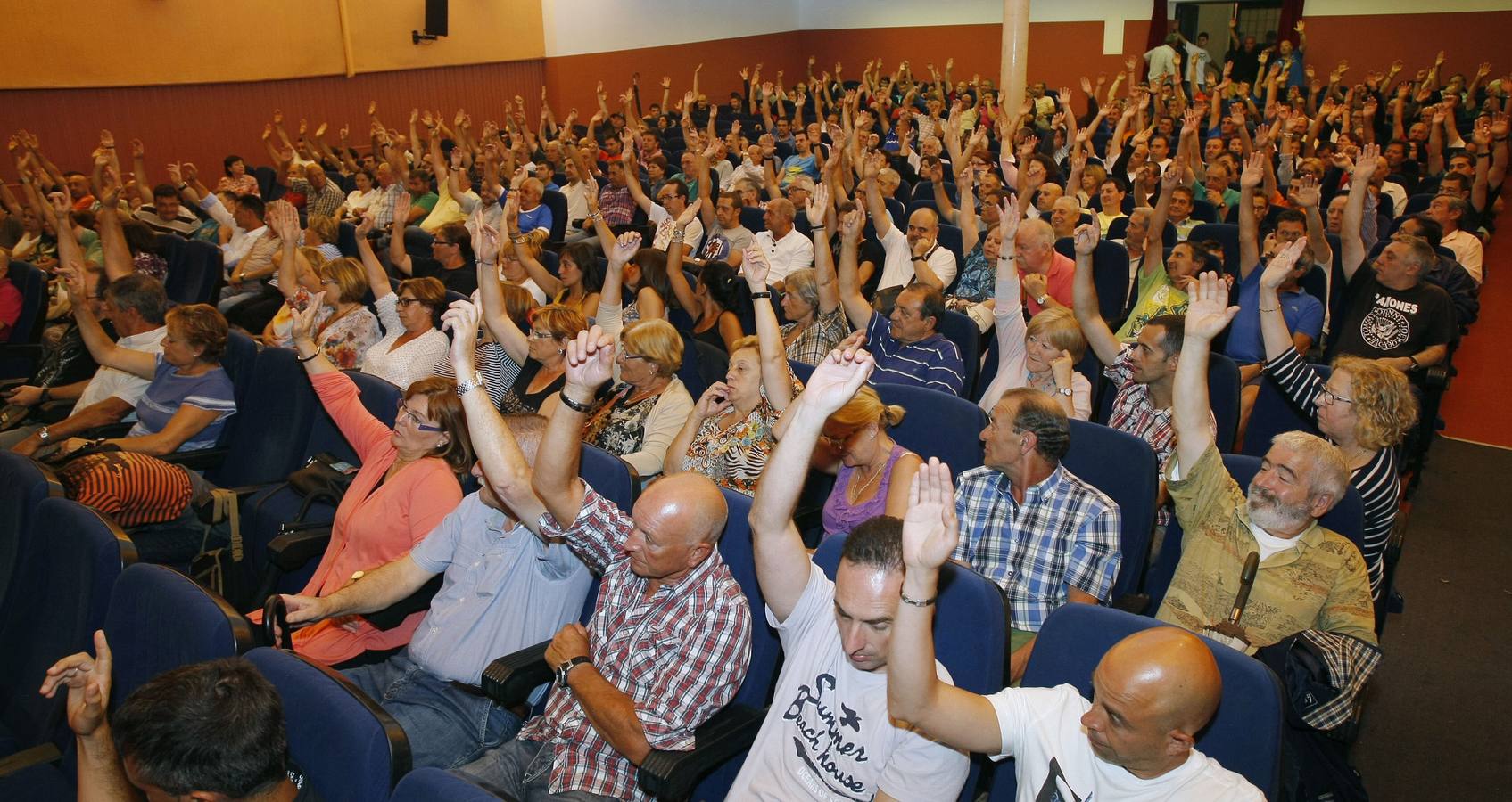 Los trabajadores de Sniace votando a mano alzada la aprobación del plan. Julio de 2014