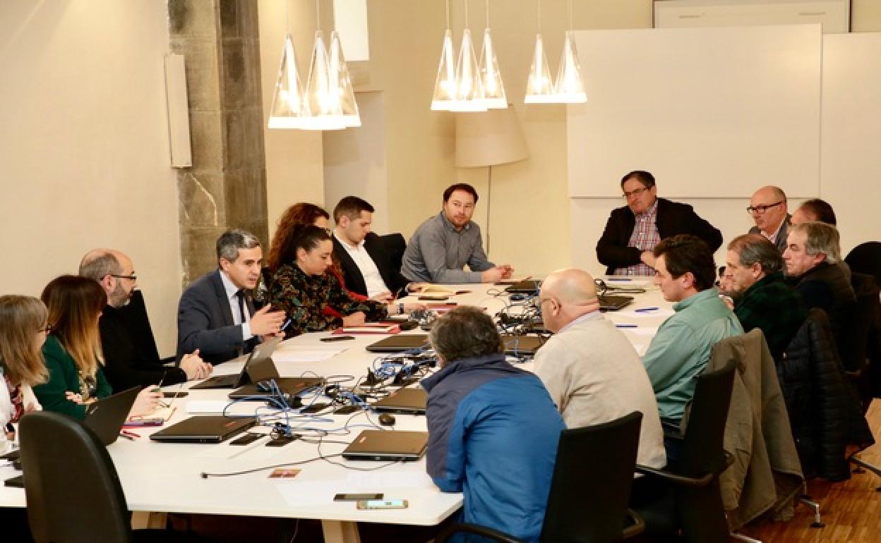 Pablo Zuloaga se reunió con los alcaldes de Liébana y Peñarrubia en el Centro de Estudios Lebaniegos de Potes/Fotografía: Pedro Álvarez