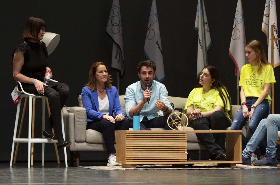 Irene Villa, Theresa Zabell y Juan Postigo, ayer, junto a varios voluntarios en el Palacio de Festivales. 