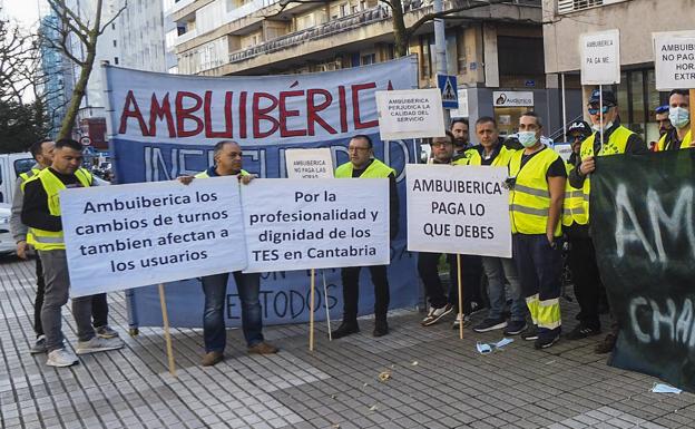 Parte de los trabajadores que se han movilizado en la Alameda de Oviedo de Santander.