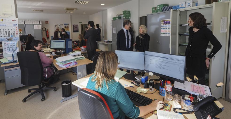 Innovación. Interior de las oficinas, donde se han instalado dobles pantallas y mejoras tecnológicas.