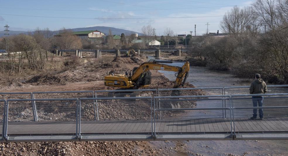 Un hombre observa las tareas de limpieza y el nuevo aspecto del cauce en la zona limítrofe entre Matamorosa y Reinosa. 