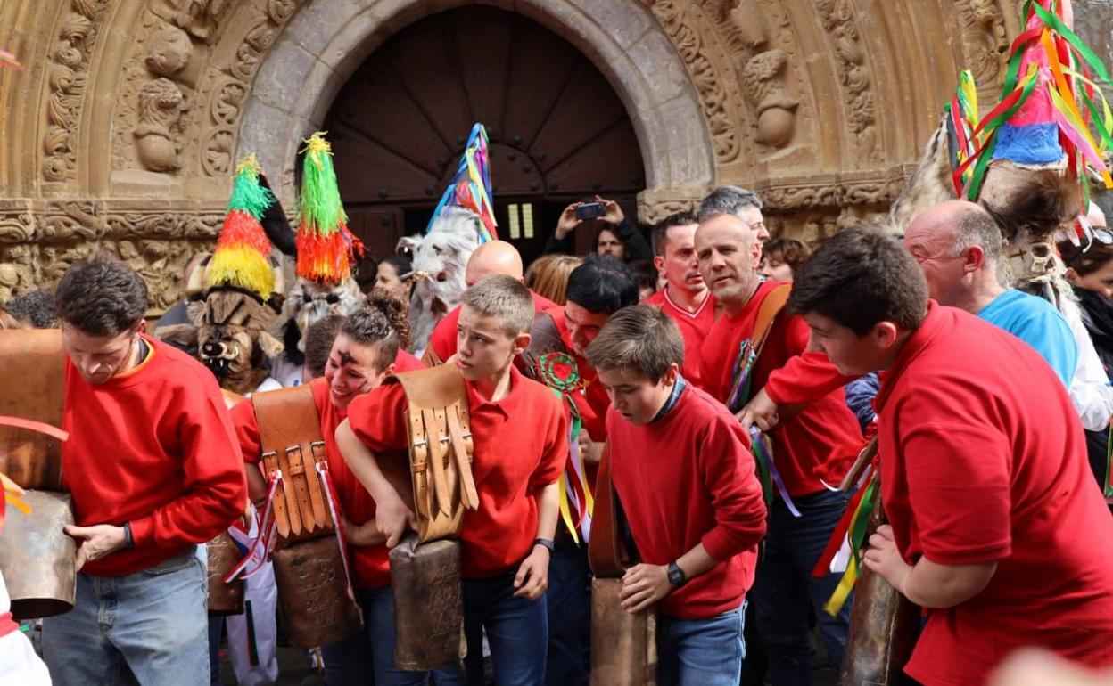 Los mozos que participan en la fiesta, en plena celebración.