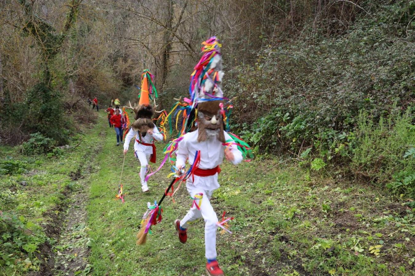 Cientos de personas participan hoy en una celebración ancestral lebaniega