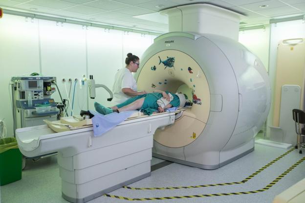 Una de las unidades de resonancia magnética del Hospital Valdecilla, que anualmente realiza alrededor de 6.000 pruebas.