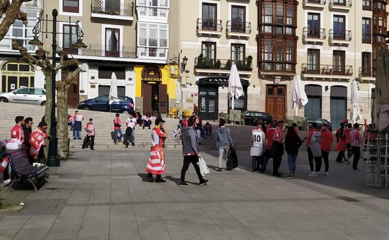 Aficionados del Sporting de Gijón en la Plaza de Cañadío