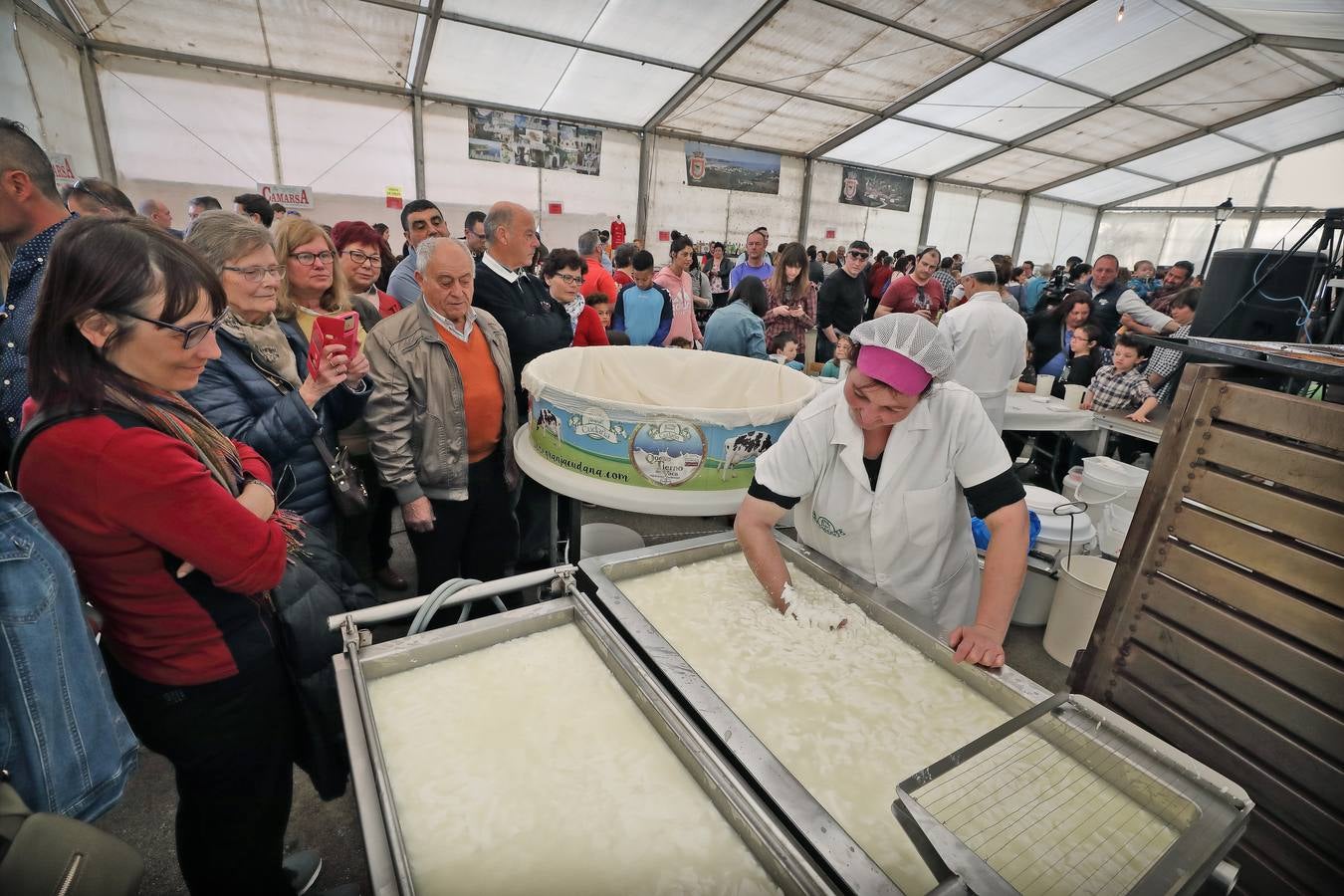 La Feria de la Leche de Trasierra ha ensalzado la labor de los ganaderos y un precio justo para la leche por cuarto año consecutivo, un evento con gran aceptación que se ha celebrado en este barrio del municipio de Ruiloba con motivo de la festividad de Santa Eulalia. 