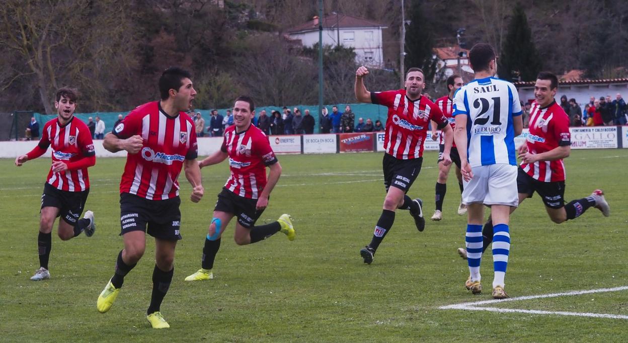 Chino celebra el gol del Torina junto a sus compañeros y ante la m irada de Saúl, de la Gimnástica.