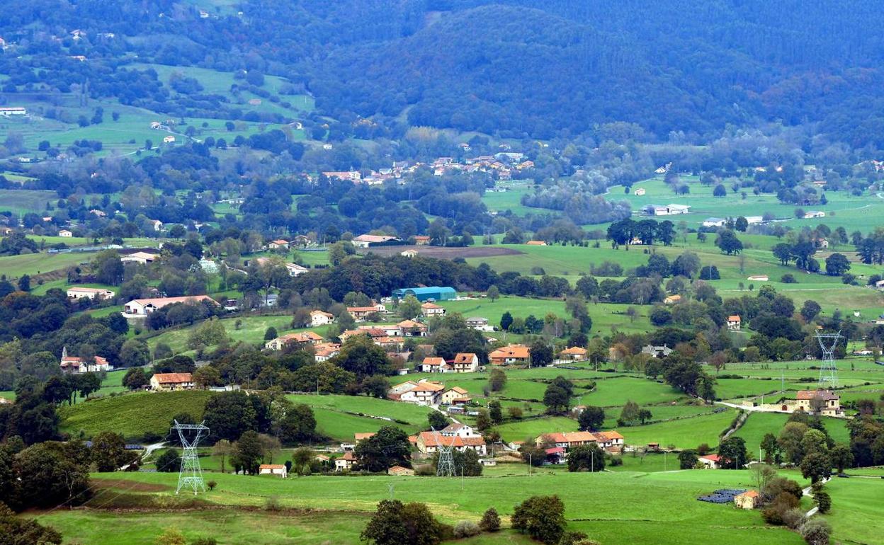 Obras Públicas se compromete a mejorar la carretera de acceso a Pisueña