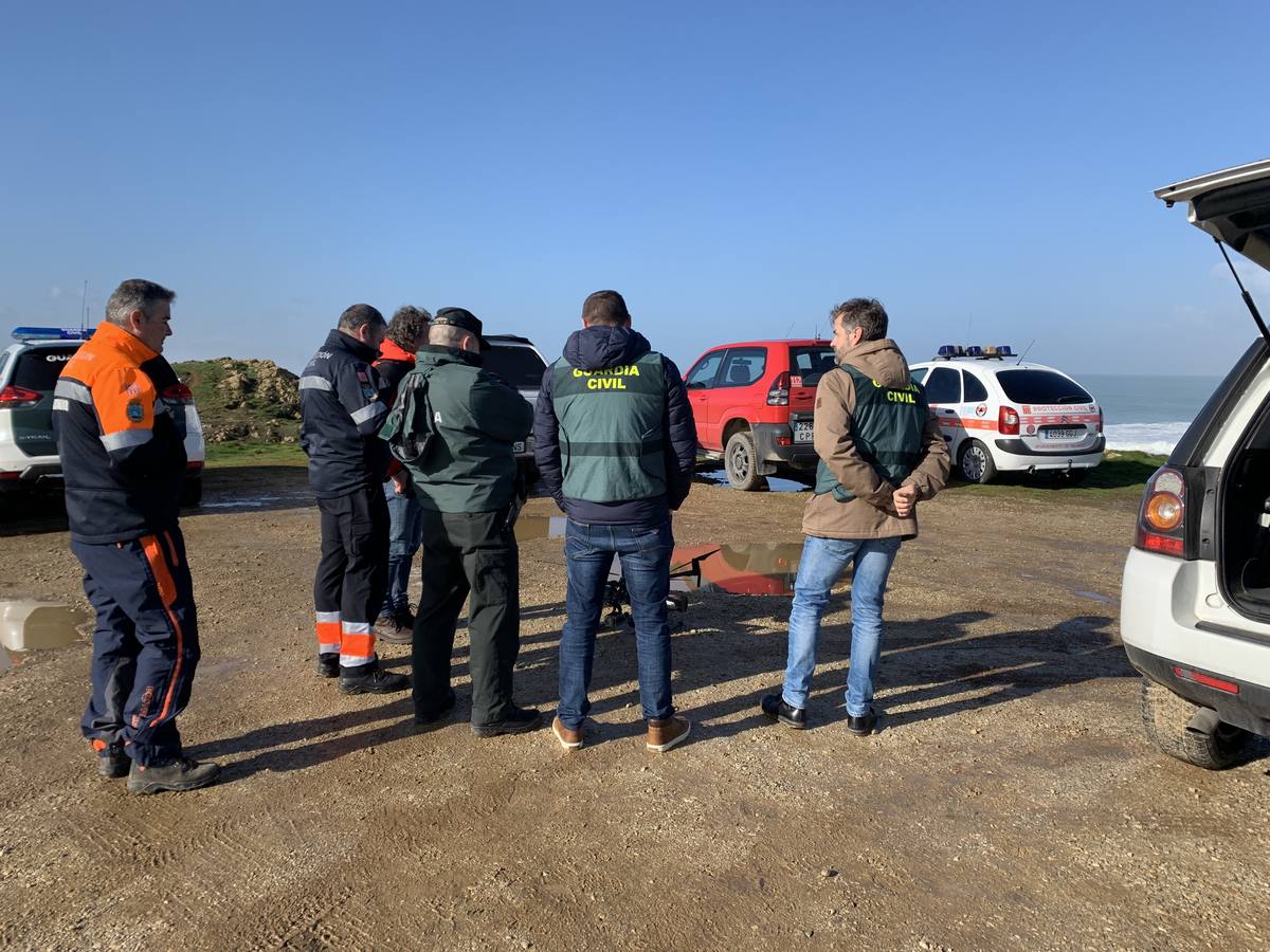 Un amplio dispositivo de rescate, con dos helicópteros y una veintena de efectivos por tierra, buscan desde ayer por la tarde a un hombre desaparecido en la zona de la costa de Liencres (Piélagos).Se trata de Carlos Revilla Gómez, vecino de Villaescusa de 46 años de edad y cuyo coche apareció aparcado en el entorno de la playa del Madero después de que su mujer denunciara su desaparición.