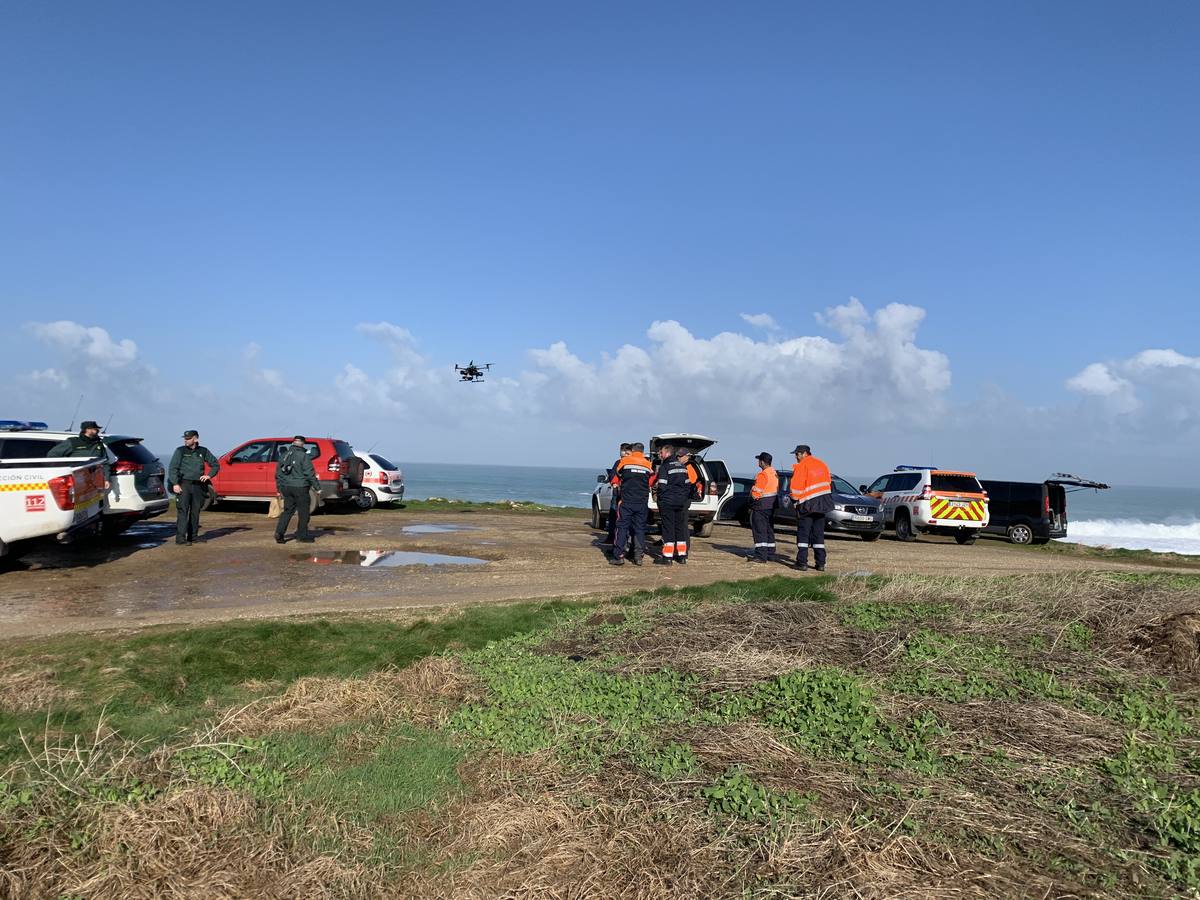 Un amplio dispositivo de rescate, con dos helicópteros y una veintena de efectivos por tierra, buscan desde ayer por la tarde a un hombre desaparecido en la zona de la costa de Liencres (Piélagos).Se trata de Carlos Revilla Gómez, vecino de Villaescusa de 46 años de edad y cuyo coche apareció aparcado en el entorno de la playa del Madero después de que su mujer denunciara su desaparición.