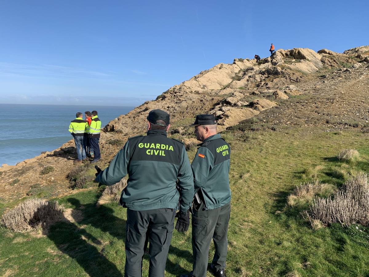 Imagen secundaria 1 - Se reanuda la búsqueda de Carlos Revilla en la costa de Liencres