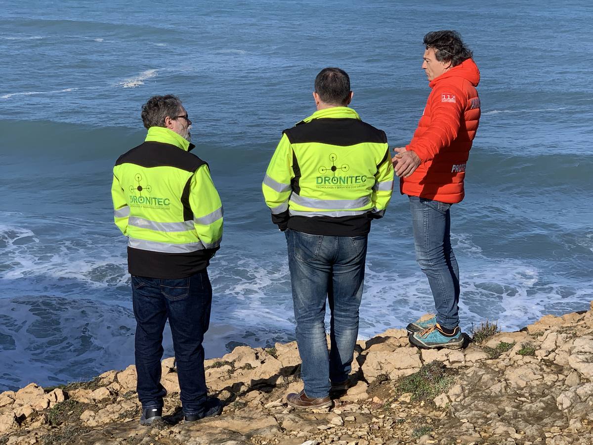 Imagen principal - Se reanuda la búsqueda de Carlos Revilla en la costa de Liencres