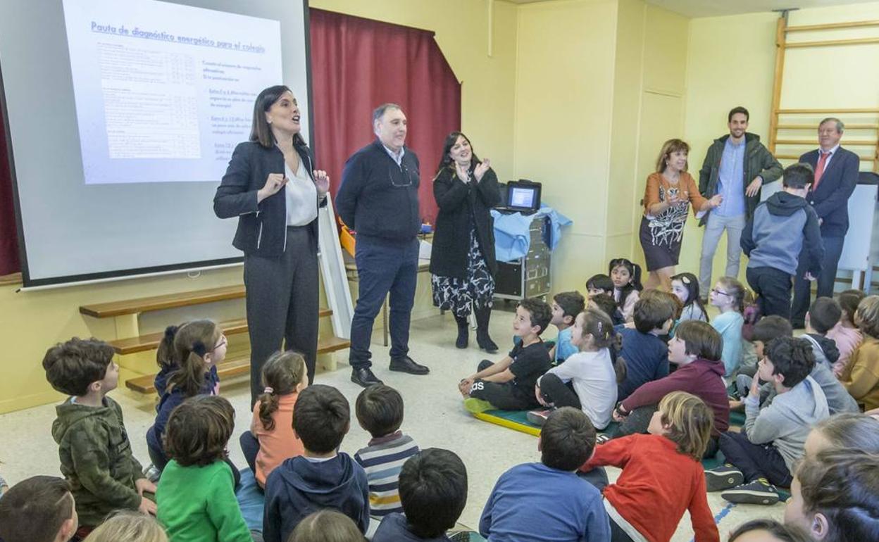 La alcaldesa de Santander, Gema Igual, esta mañana en el Colegio Sardinero.