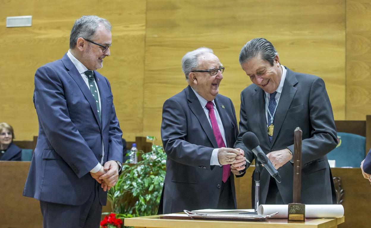 Modesto Chato junto a Federico Mayor Zaragoza, en presencia del rector de la UC, Ángel Pazos 