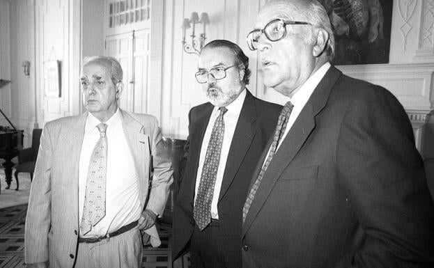 Fernando Morán, Pedro Solbes y Leopoldo Calvo Sotelo, en 1997 en la UIMP. 