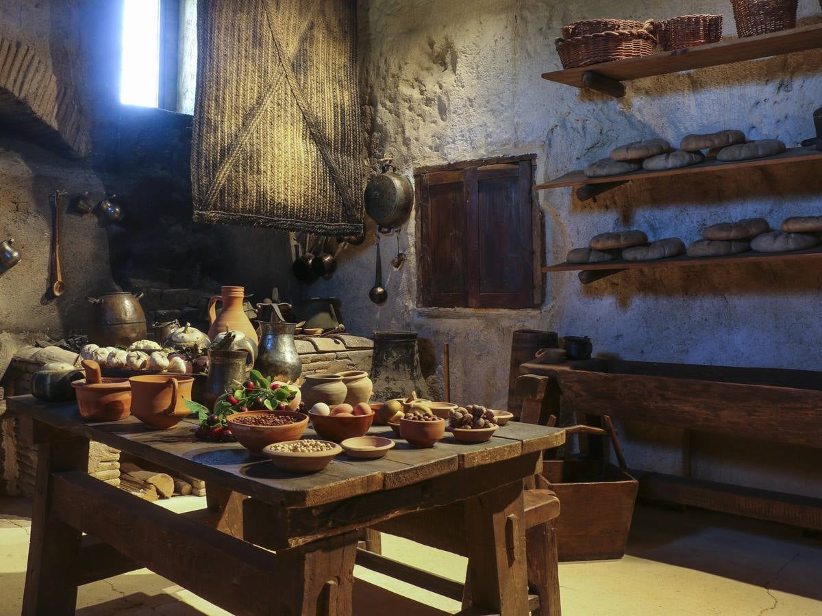 La domus de Julióbriga, un centro musealizado abierto en 2003 que reproduce una casa romana del siglo I localizada en ese yacimiento cántabro, ha lavado su cara con una apariencia más moderna, sin perder su esencia informativa sobre este asentamiento y sus gentes. La actuación ayudará a dar mayor visibilidad al yacimiento que se localiza a escasos metros del edificio, que imita la «Casa de los Morillos» y alberga más de 250 piezas desenterradas en ese entorno, y además adaptará el discurso expositivo a las nuevas tendencias museográficas y didácticas.