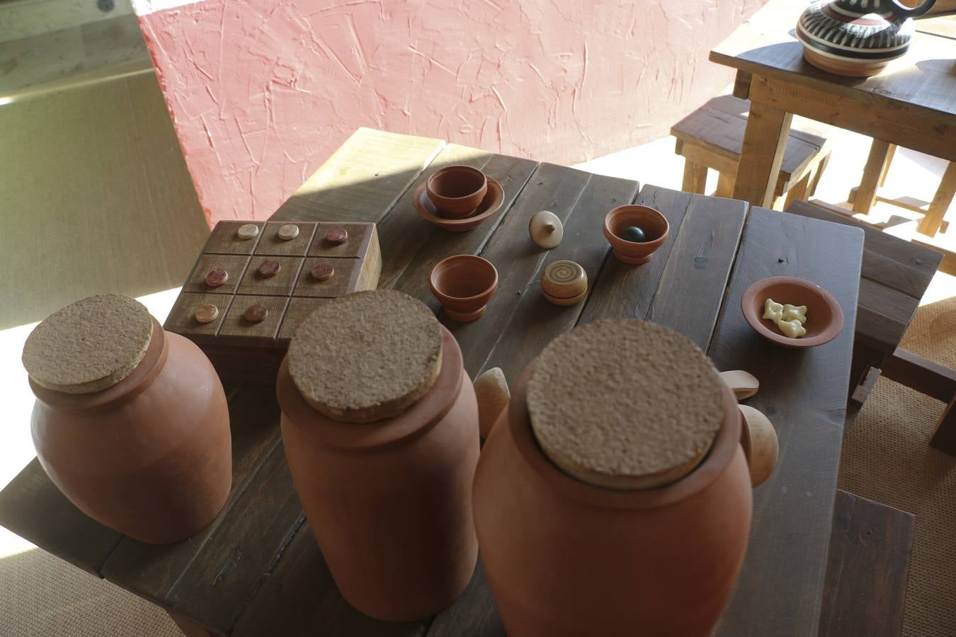 La domus de Julióbriga, un centro musealizado abierto en 2003 que reproduce una casa romana del siglo I localizada en ese yacimiento cántabro, ha lavado su cara con una apariencia más moderna, sin perder su esencia informativa sobre este asentamiento y sus gentes. La actuación ayudará a dar mayor visibilidad al yacimiento que se localiza a escasos metros del edificio, que imita la «Casa de los Morillos» y alberga más de 250 piezas desenterradas en ese entorno, y además adaptará el discurso expositivo a las nuevas tendencias museográficas y didácticas.