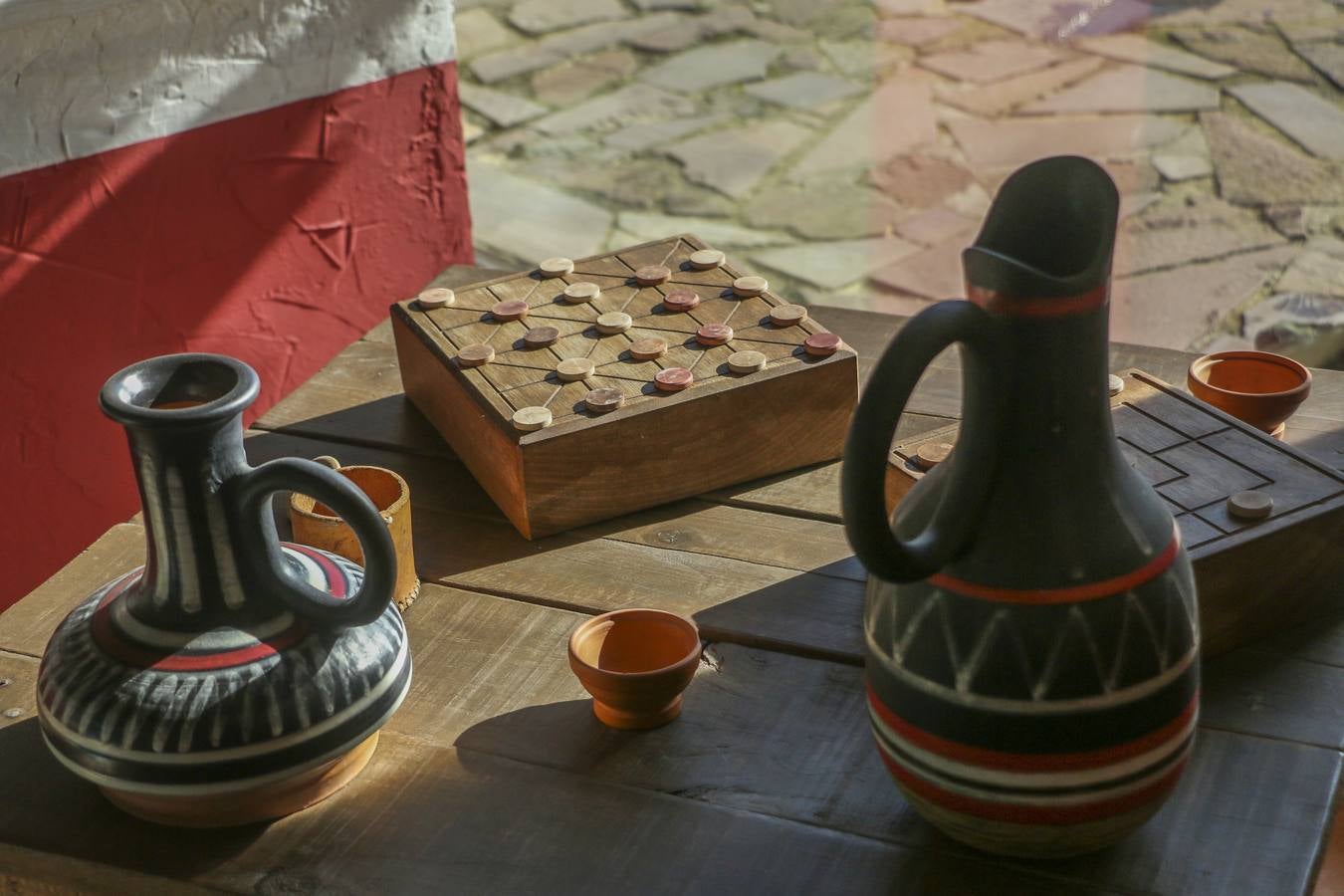 La domus de Julióbriga, un centro musealizado abierto en 2003 que reproduce una casa romana del siglo I localizada en ese yacimiento cántabro, ha lavado su cara con una apariencia más moderna, sin perder su esencia informativa sobre este asentamiento y sus gentes. La actuación ayudará a dar mayor visibilidad al yacimiento que se localiza a escasos metros del edificio, que imita la «Casa de los Morillos» y alberga más de 250 piezas desenterradas en ese entorno, y además adaptará el discurso expositivo a las nuevas tendencias museográficas y didácticas.