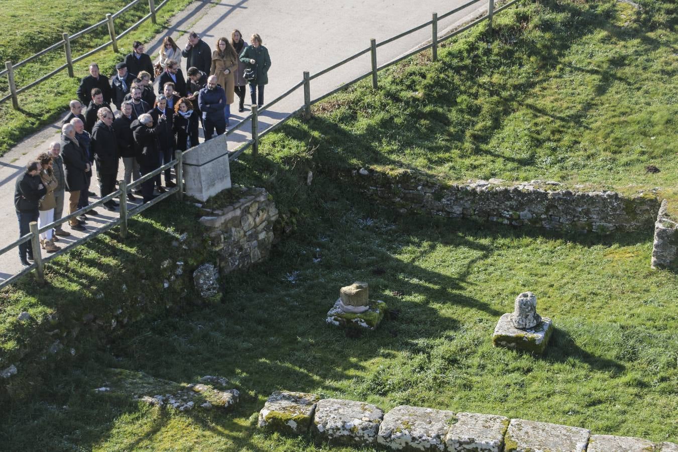 La domus de Julióbriga, un centro musealizado abierto en 2003 que reproduce una casa romana del siglo I localizada en ese yacimiento cántabro, ha lavado su cara con una apariencia más moderna, sin perder su esencia informativa sobre este asentamiento y sus gentes. La actuación ayudará a dar mayor visibilidad al yacimiento que se localiza a escasos metros del edificio, que imita la «Casa de los Morillos» y alberga más de 250 piezas desenterradas en ese entorno, y además adaptará el discurso expositivo a las nuevas tendencias museográficas y didácticas.