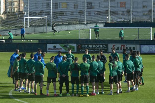  José Luis Oltra impartiendo instrucciones a sus futbolistas en las Instalaciones Nando Yosu, en La Albericia. M