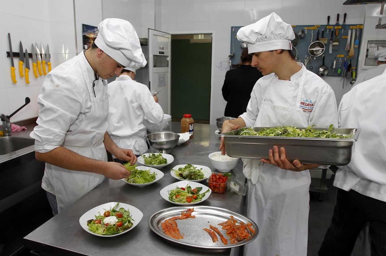 Alumnos de Formación Profesional Básica del IES Besaya durante las clases prácticas de cocina. Luis Palomeque