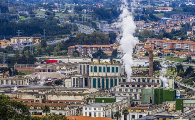 Complejo industrial de Sniace en Torrelavega, por el que Ence se ha interesado al menos dos veces en los últimos años. 