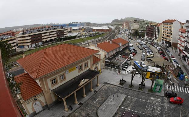 Estación de FEVE y un tramo de las vías que se pretende soterrar. 