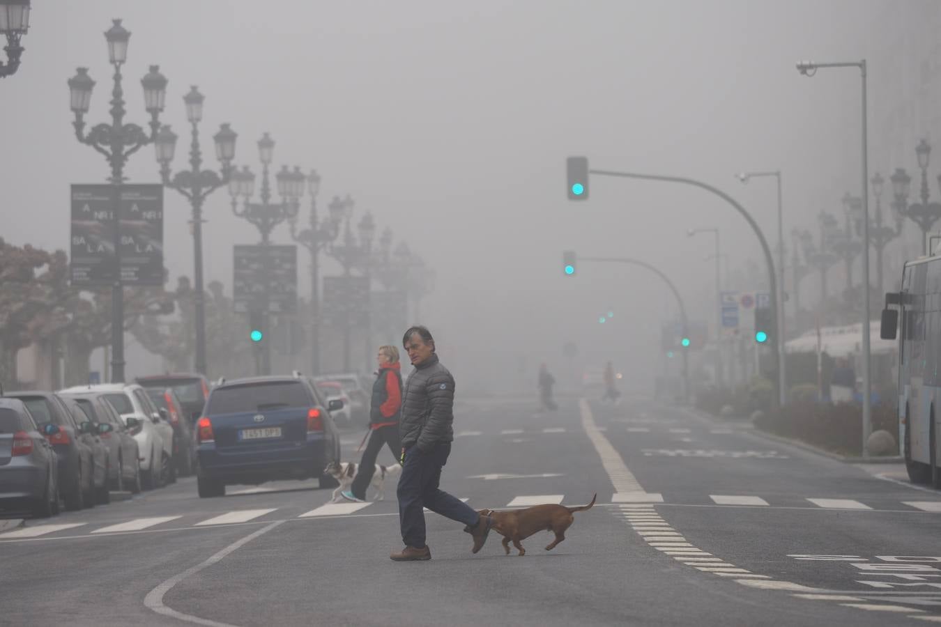 Fotos: Un paseo fantasmagórico por Santander bajo la niebla