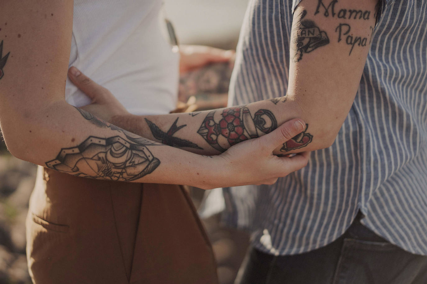 Estas dos jóvenes de 33 y 32 años se casaron el pasado mes de junio, menos de dos años después de conocerse. A las tres semanas se fueron a vivir juntas, la pedida de mano llegó a los tres meses y este verano sellaron su amor con un «sí y mil veces sí» en una ceremonia íntima y muy emotiva en Madrid.