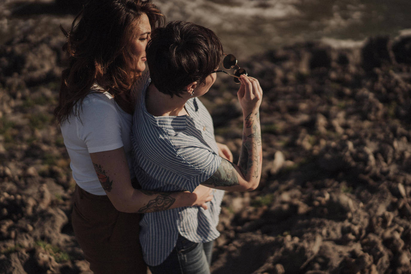 Estas dos jóvenes de 33 y 32 años se casaron el pasado mes de junio, menos de dos años después de conocerse. A las tres semanas se fueron a vivir juntas, la pedida de mano llegó a los tres meses y este verano sellaron su amor con un «sí y mil veces sí» en una ceremonia íntima y muy emotiva en Madrid.