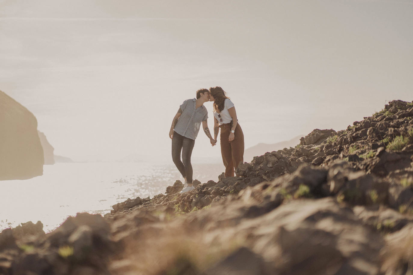 Estas dos jóvenes de 33 y 32 años se casaron el pasado mes de junio, menos de dos años después de conocerse. A las tres semanas se fueron a vivir juntas, la pedida de mano llegó a los tres meses y este verano sellaron su amor con un «sí y mil veces sí» en una ceremonia íntima y muy emotiva en Madrid.